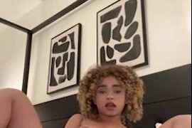 Kiarapeachlegit aka Kiara Peach Onlyfans Video Masturbating
